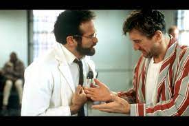 merlinpapin3's tweet photo. #AnecdotesCinéma  sur le film #LEveil , Lors du tournage de la scène où le Dr Sayer et les gardes de sécurité tentent de retenir Leonard, Robin Williams a accidentellement frappé Robert De Niro au visage avec son coude, lui cassant le nez. 

@FredOL69007 https://t.co/RCAoQfZ4E1
