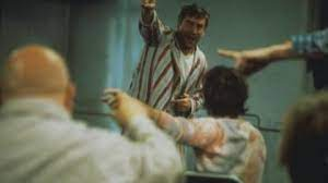 merlinpapin3's tweet photo. #AnecdotesCinéma  sur le film #LEveil , Lors du tournage de la scène où le Dr Sayer et les gardes de sécurité tentent de retenir Leonard, Robin Williams a accidentellement frappé Robert De Niro au visage avec son coude, lui cassant le nez. 

@FredOL69007 https://t.co/RCAoQfZ4E1