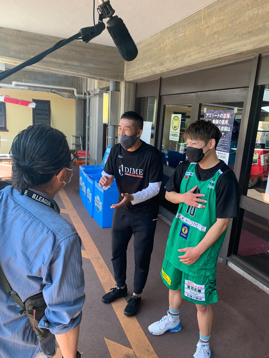 DIME3x3's tweet photo. 本日の #京都ハンナリーズ ホームゲームのエキシビションマッチに関連して、#西畝優 選手と #田村裕 オーナーがとある取材を受けております🎥

着ているTシャツが @OSAKADIME ということは...🤔詳細が決まりましたらまたアナウンスいたします✨

#TOKYODIME
#OSAKADIME https://t.co/lmwIyg0hTV