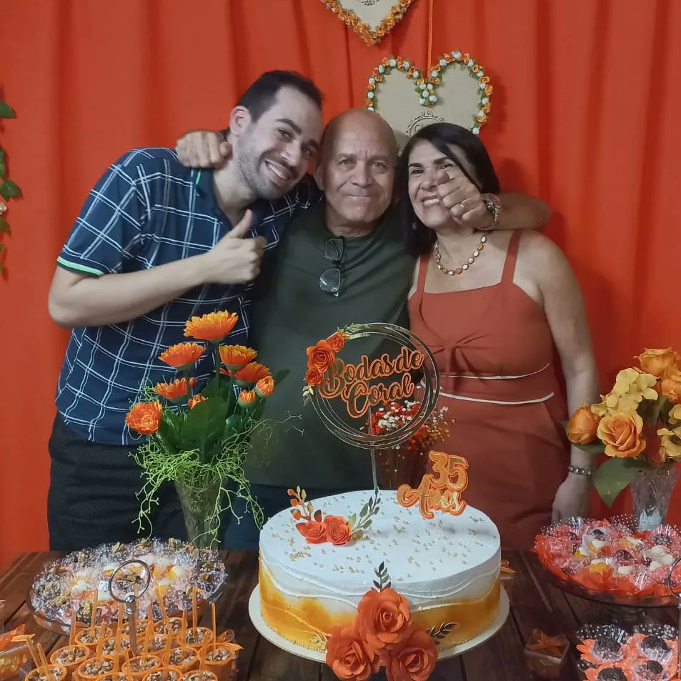 _erickferreira7's tweet photo. Ontem teve festinha de 35 anos de casamento dos meus coroas.
Que orgulho em ter pais tão maravilhosos e incríveis, e com uma união tão duradoura. Amo demaaaaais! 👉🏻❤️💍 #bodasdecoral https://t.co/W4FQK7etIQ