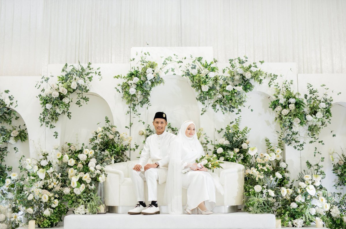 qilahrzli's tweet photo. Alhamdulillah. After 6 years of knowing each other, I'm finally married my bestfriend 🤍 https://t.co/iejxDN30SO