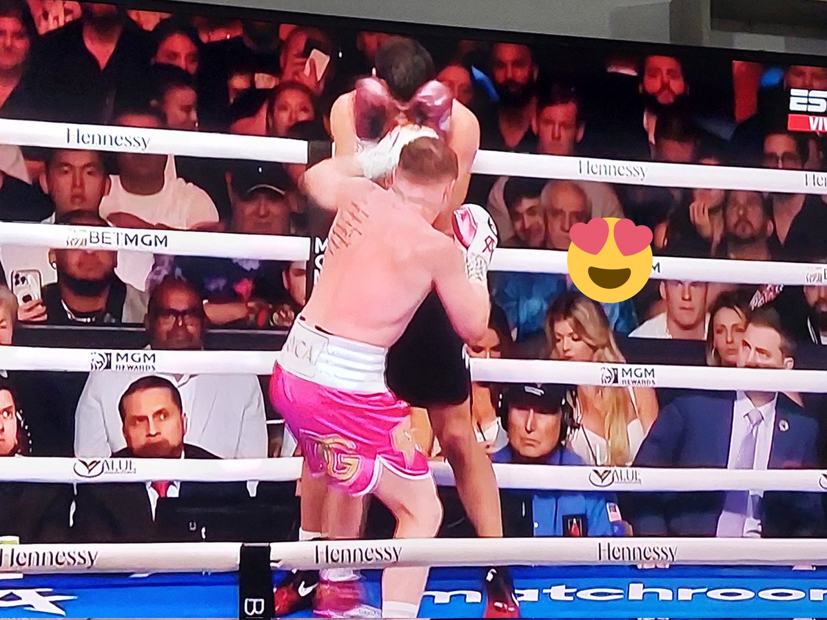 Sepulturero10's tweet photo. Aparte de la pelea de Canelo y Bivol, todos encantados con la rubia del plano principal.
No le pone casi atención al combate pero nosotros a ella si. https://t.co/aEH7aEUxDs