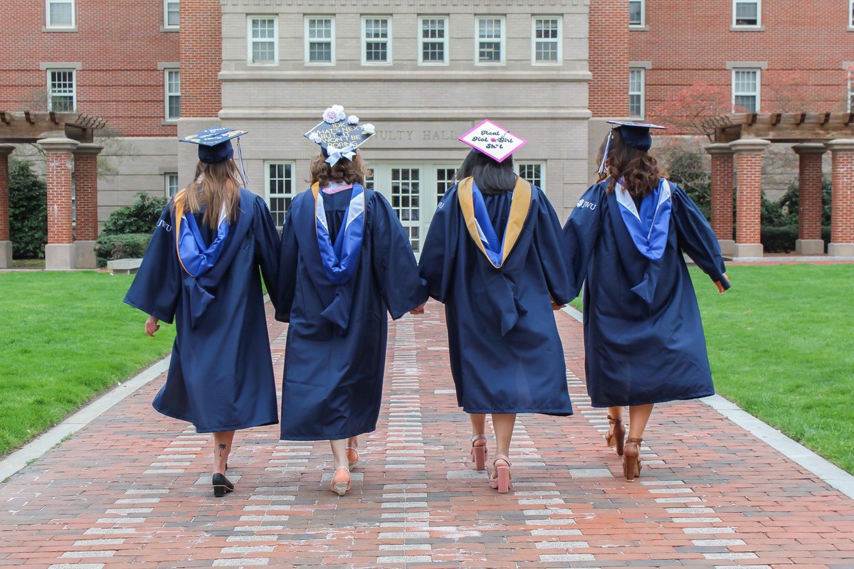 Congratulations to our seniors who graduated this past weekend! We could not be prouder! 💚💗 #deltazetajwu #dzlam #deltazeta