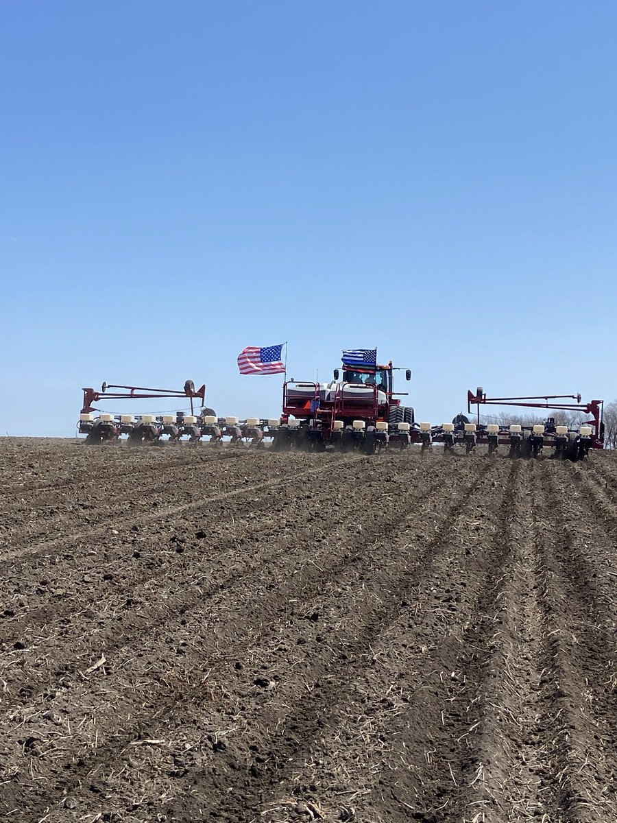 TaylorJaym's tweet photo. Blue skies and a little wind today for a silage plot. 1 of 3 for the year. Keep it rollin’ @LGSeeds @ColtBullerman https://t.co/WRebe1u23f