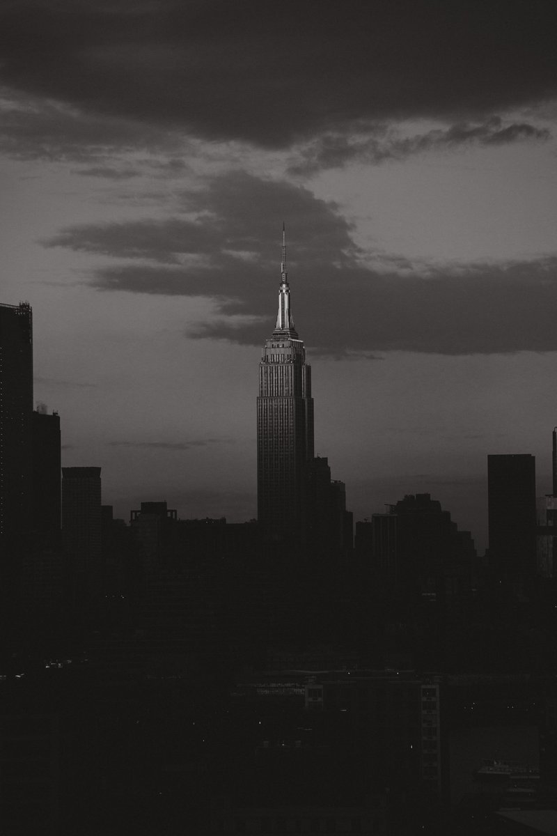 It’s going to be a long night!

#blackandwhitephotography #empirestatebuilding #nyc #windowviews