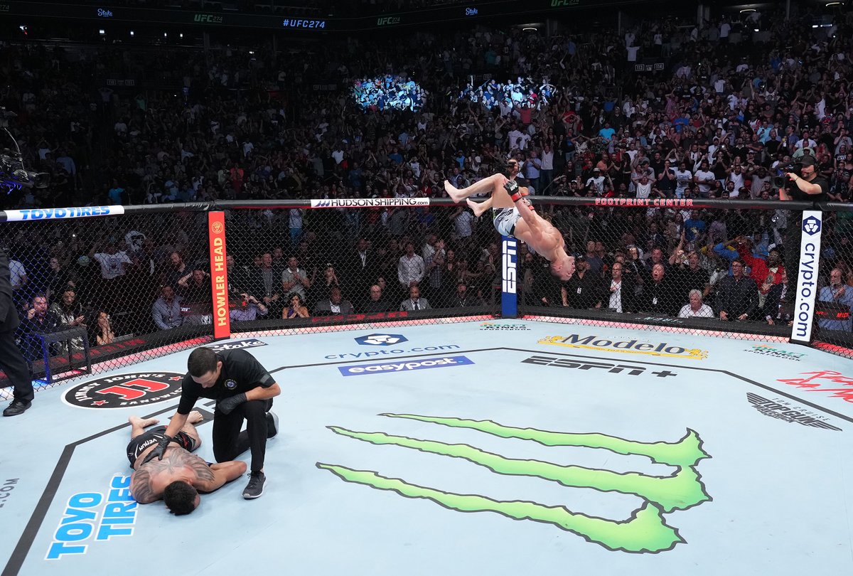 UFC_AUSNZ's tweet photo. Reminder: This was insane 😱 #UFC274 https://t.co/i2GU3fyikr