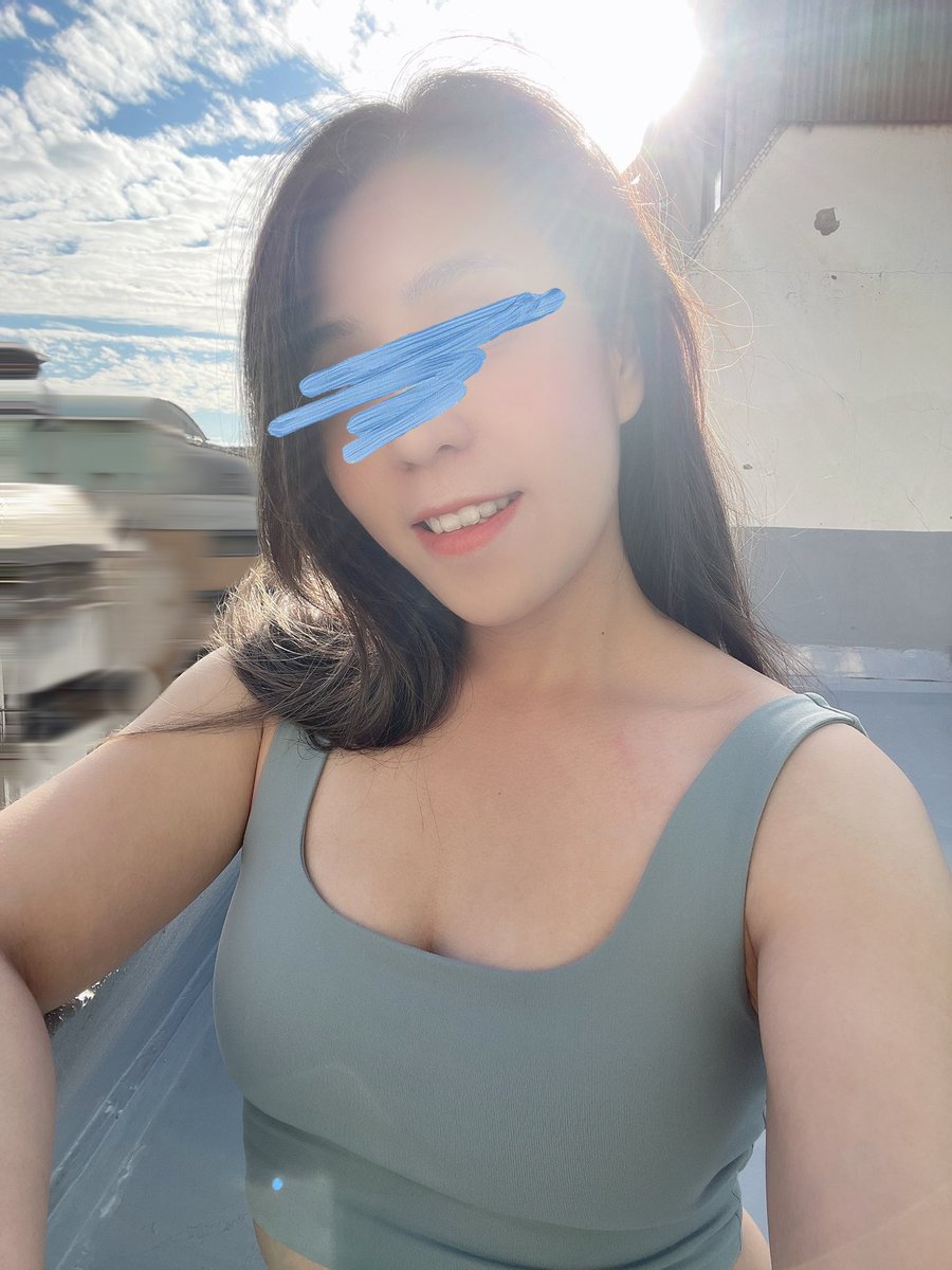 原本是打算把鼻子以上裁掉的
但覺得逆光很漂亮還是留著吧 https://t.co/RFNt7ox7Xo