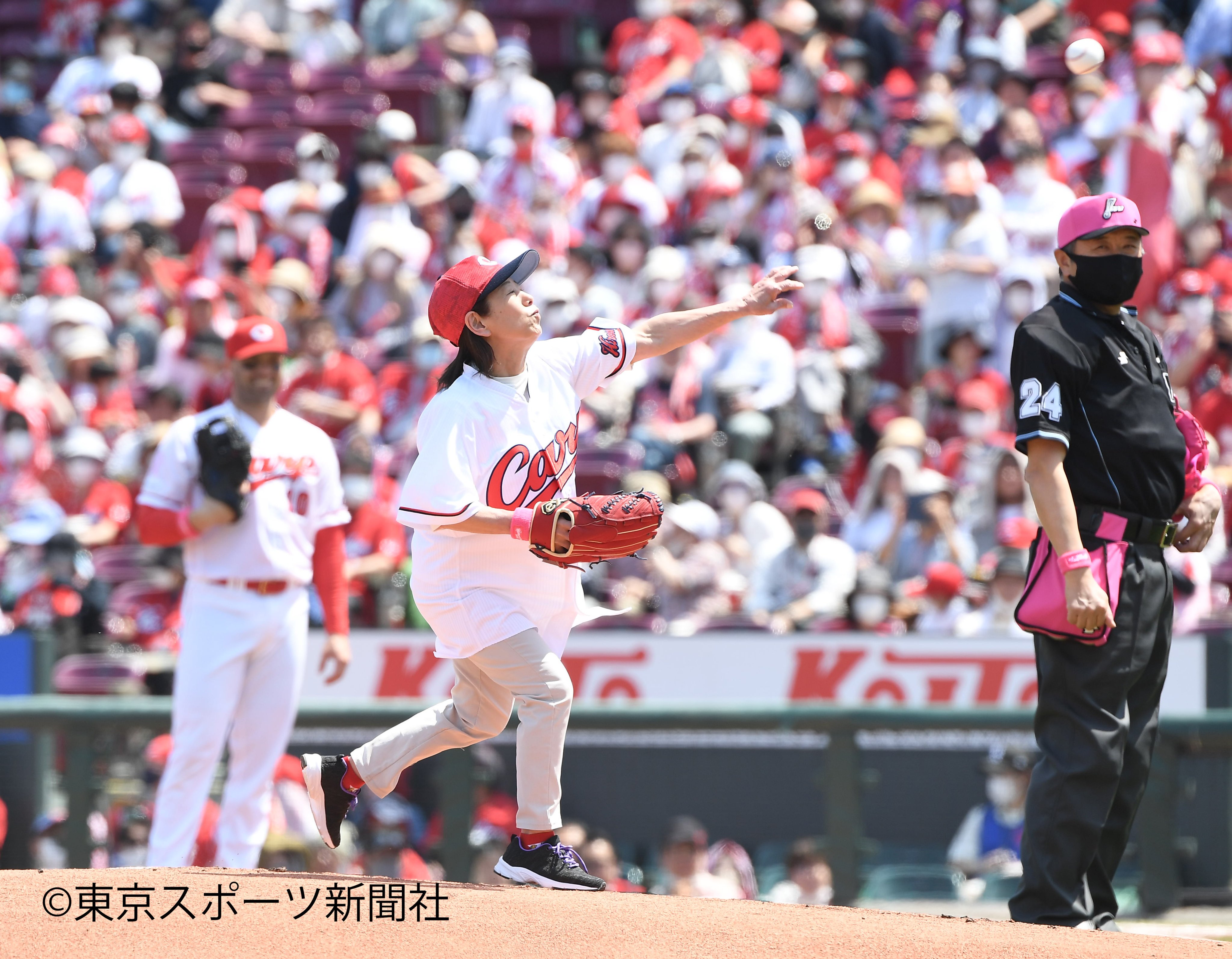 東スポ広島担当 始球式 松山選手の母 松山ルリ子さん 母の日 Carp カープ 松山竜平 T Co Uoglmphbqr Twitter