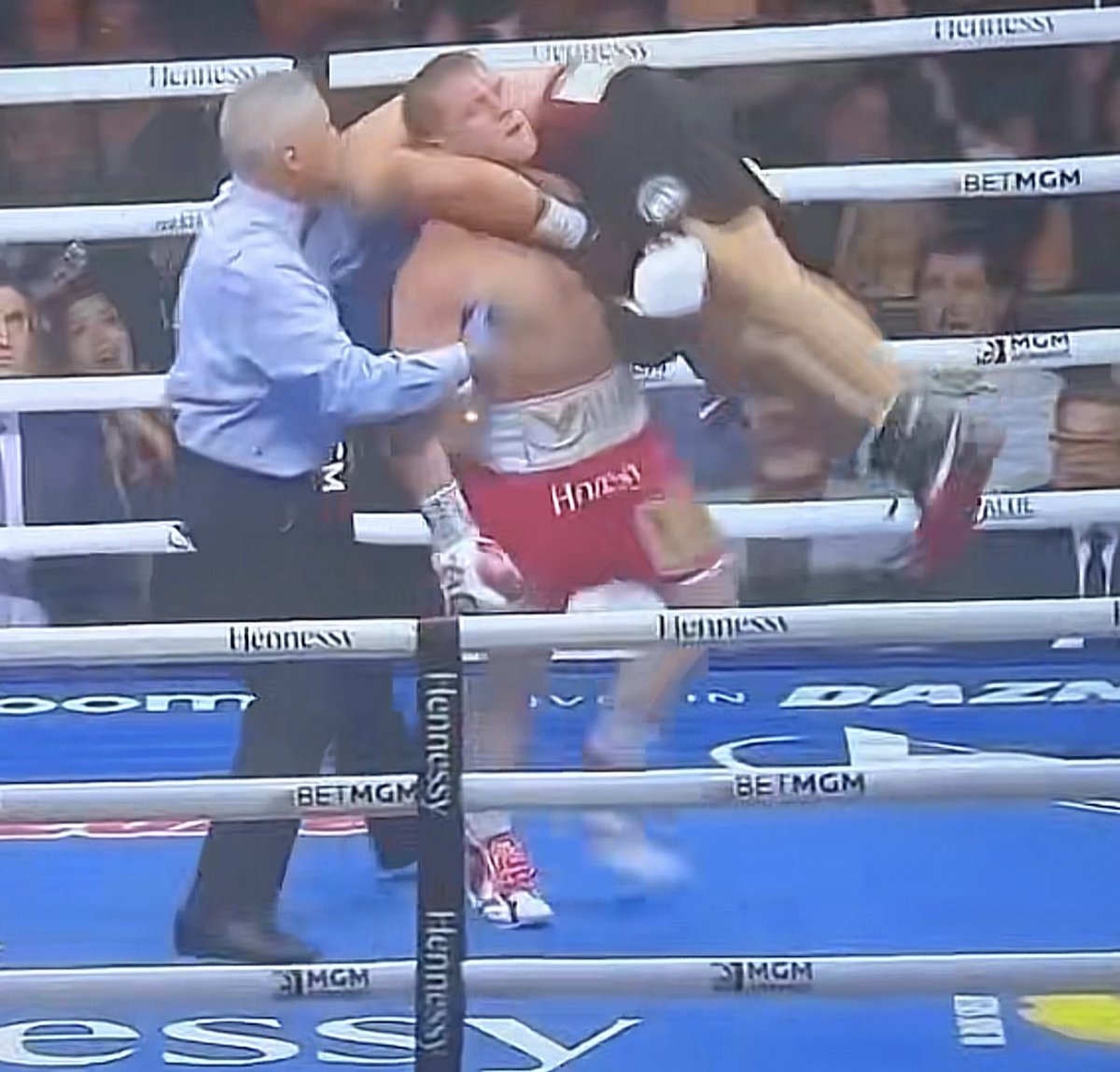 crizzonet's tweet photo. Bivol has Canelo so Frustrated, Nelo started wrestling. #CaneloBivol https://t.co/J8uU9WGRKn