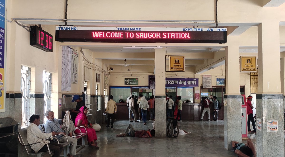 Saugor(Sgo)WCR के टिकट घर -2 पर लगी डिस्प्ले पर ट्रेन संख्या, एवम कोच संख्या नही प्रदर्शित की जाती है, अन्य गैर जरूरी जानकारी दिखाई जाती है .इसकी शिकायत मेरे द्वारा 19/04/2022 की गई थी ,और शिकायत का निराकरण आज तक नही किया है।PNR - 2240509324 <a href="/RailMadad/">RailMadad</a> <a href="/drmjabalpur/">JABALPUR DIVISION</a>