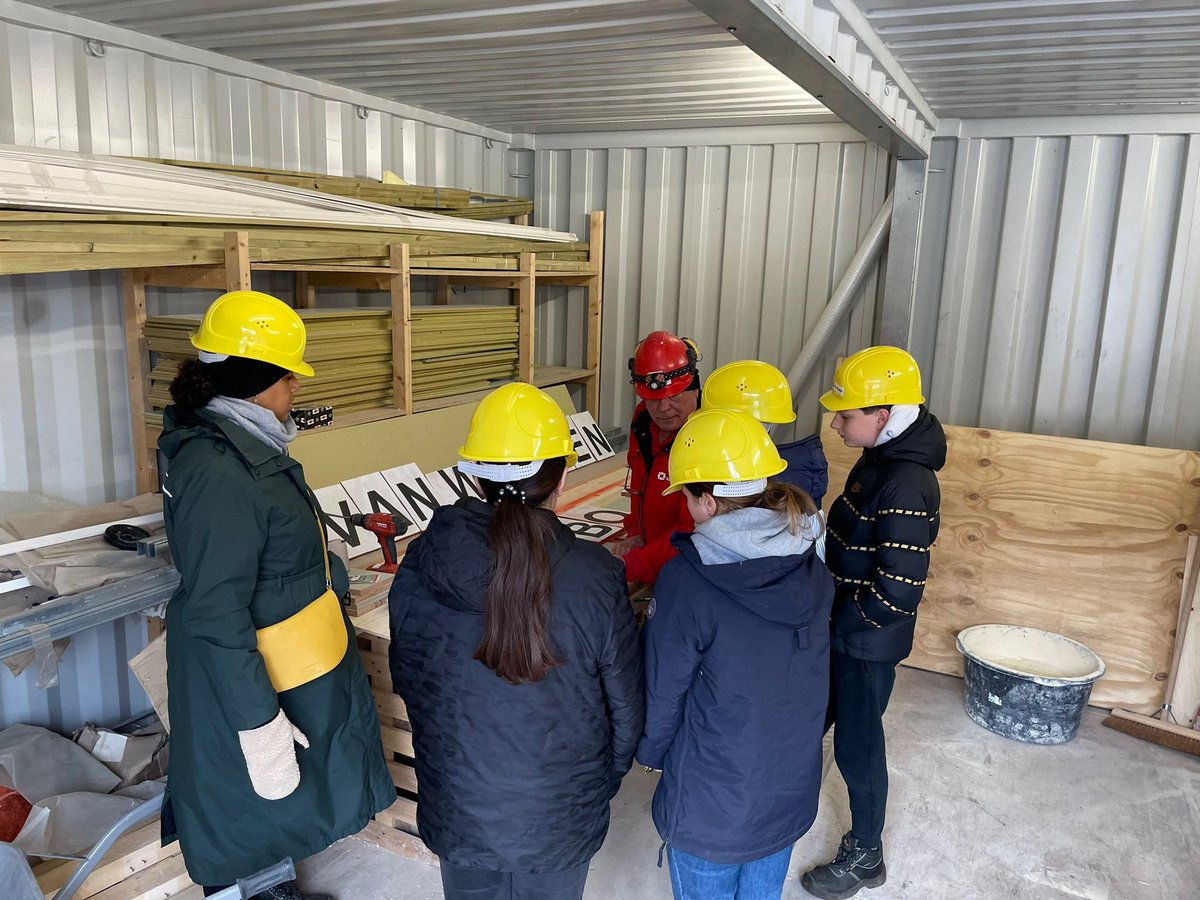PeterHutten's tweet photo. De toekomst op bezoek bij de toekomst. Basisscholen, MBO’s en HBO’s vanuit diverse richtingen op ‘werkbezoek’ @VanWijnenGroep. Om de boeiende en relevante wereld van bouwen en circulair industrieel produceren te zien, te voelen en te ruiken. https://t.co/U32A9UdcQh