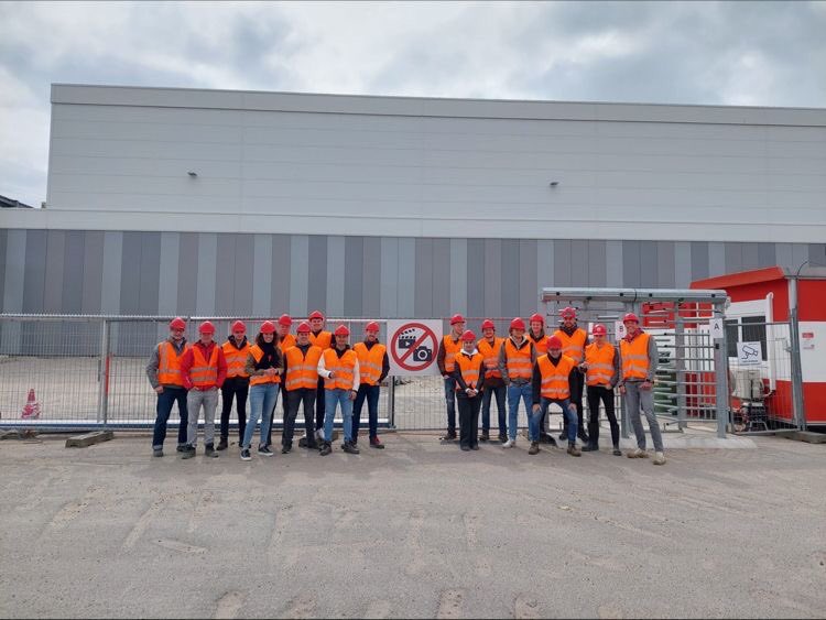 PeterHutten's tweet photo. De toekomst op bezoek bij de toekomst. Basisscholen, MBO’s en HBO’s vanuit diverse richtingen op ‘werkbezoek’ @VanWijnenGroep. Om de boeiende en relevante wereld van bouwen en circulair industrieel produceren te zien, te voelen en te ruiken. https://t.co/U32A9UdcQh