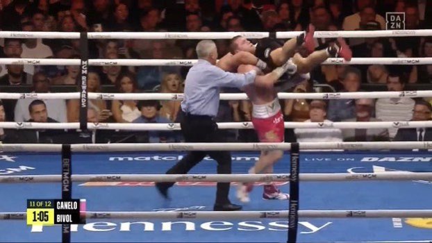 VamosDundee's tweet photo. “And it’s Canelo with the Belly To Belly Suplex” #CaneloBivol https://t.co/6ynrFvuGZA