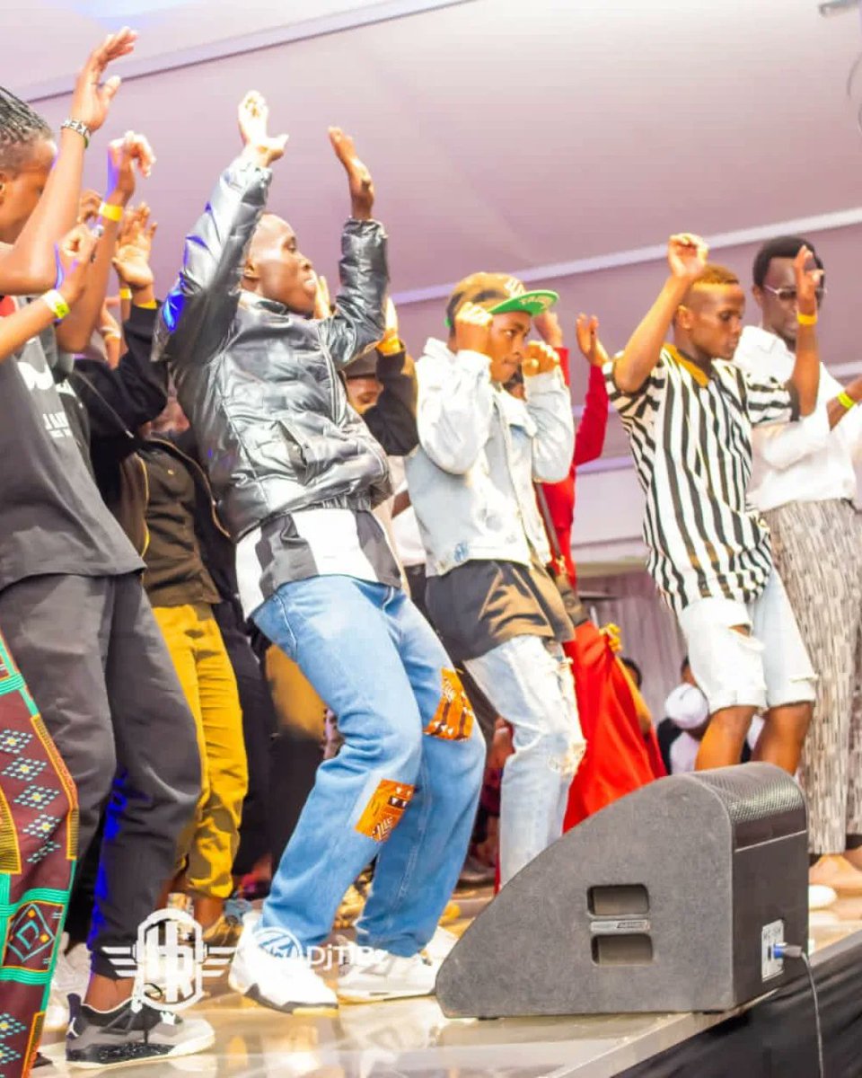 kitengefest2022's tweet photo. The stage was alive, the crowd happy and dancing. It was quite the exhilarating experience
#Kitengefashionfest2022 #fashiongala #fashionshow #eventstage #rupasmall #Eldoret #twendetukiuke #safaricomsponsorships https://t.co/w5pdgN5na8