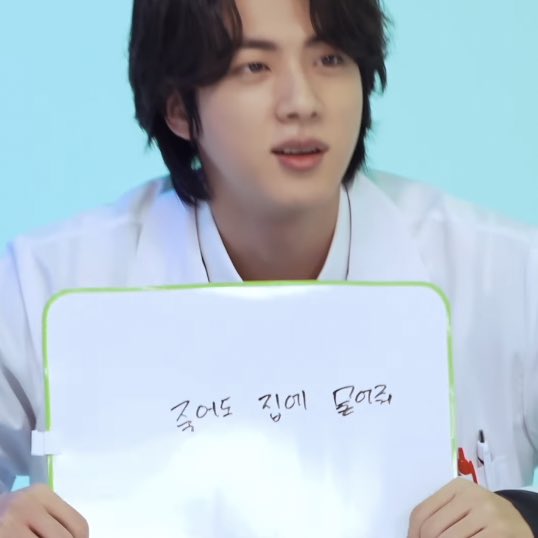 eternalhyyh's tweet photo. LMAO just saw this! 🤣💯

When they asked if they prefer staying at home or going out on weekends

Seokjin wrote on his board
🐹 Even if I d!e, bury me at home https://t.co/c5hjMk51xt