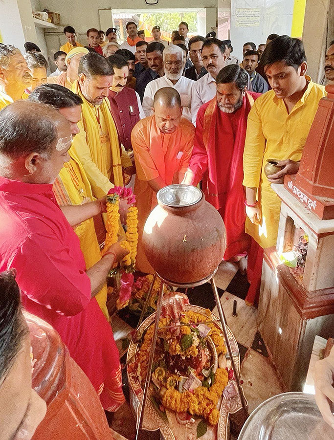 myogiadityanath's tweet photo. आज मध्य प्रदेश स्थित दतिया में श्री पीताम्बरा पीठ जाने का सौभाग्य प्राप्त हुआ।

यहां विधि-विधान से पीताम्बरा माई के दर्शन-पूजन और श्री वनखंडेश्वर महादेव का जलाभिषेक कर सम्पूर्ण जगत के कल्याण हेतु प्रार्थना की।

जय मॉं पीताम्बरा! https://t.co/SVZYT4KDfr