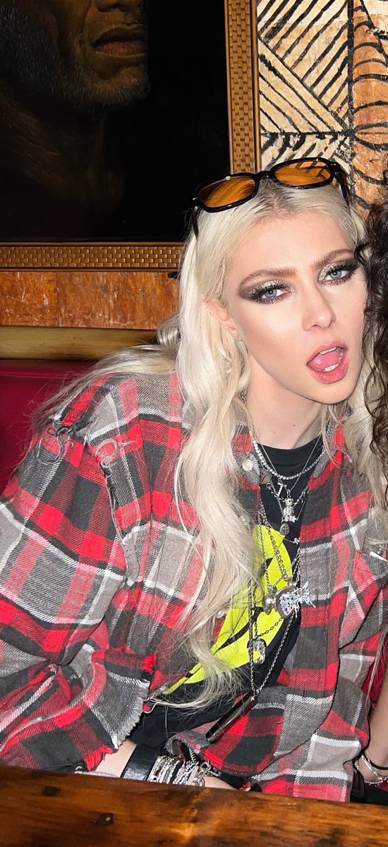bestoftpr's tweet photo. Taylor Momsen wearing this flannel shirt by R13 
-available on https://t.co/Fw4gv2aIcx for $450 https://t.co/mjJ8rhxugB