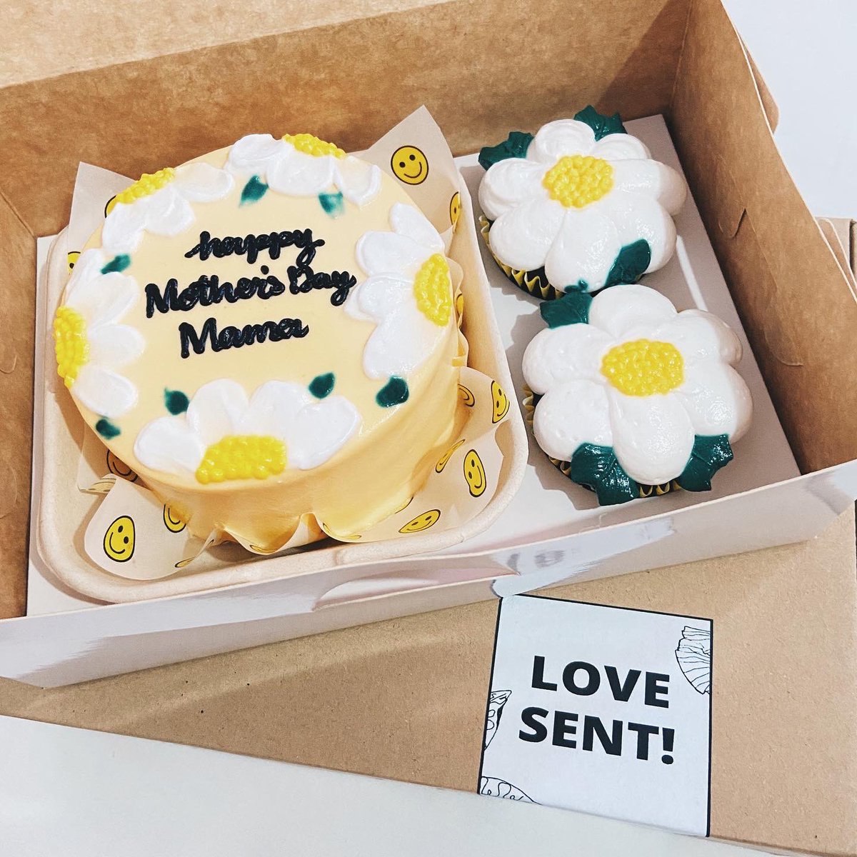 dlitterae_'s tweet photo. Happy Mother’s day to all our moms! 💐
Presenting… the sana all gift box. 😂
#dlitterae #typewrittenletters #driedflowersph #giftideasph #giftshopph #personalizedgifts #personalizedph https://t.co/aET7yWg1ay