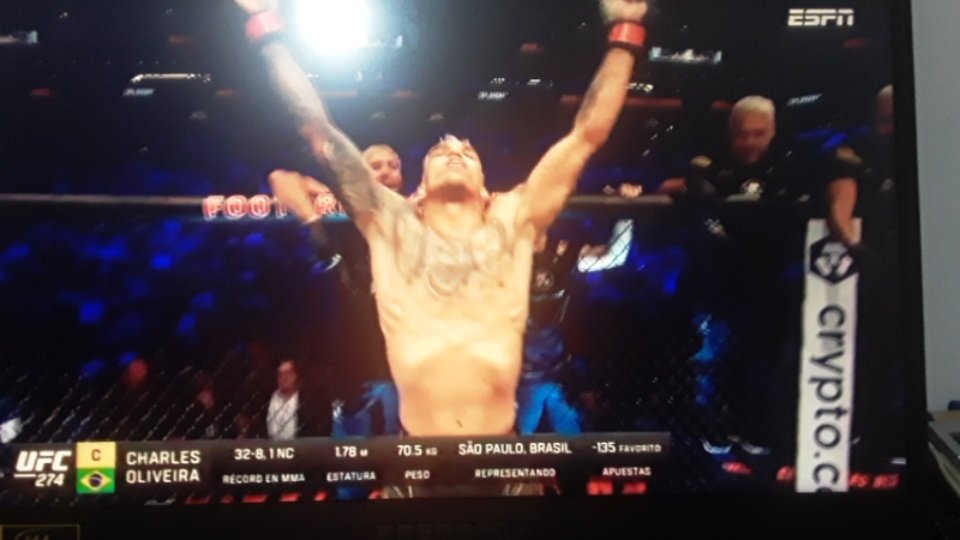 condedehuamanga's tweet photo. Tonight we are #DuBronx Charles Oliveira!! Let's fucking go!!! #UFC274 https://t.co/uyq6zuVCHo