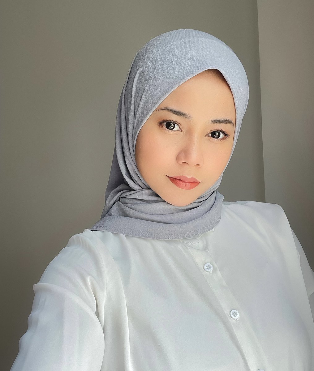 syzleenanisa's tweet photo. Literally what every girls need. Tudung sarong not in a aunty way.

Tudung bawal tapi sarung je??! Nak buat labuh or style pun boleh. No need ironing n tak kembang. Selesa, sejuk. Most important tak macam aunty!

Our hot selling collection will be coming to you soon next week! https://t.co/AoRqBWSDcn