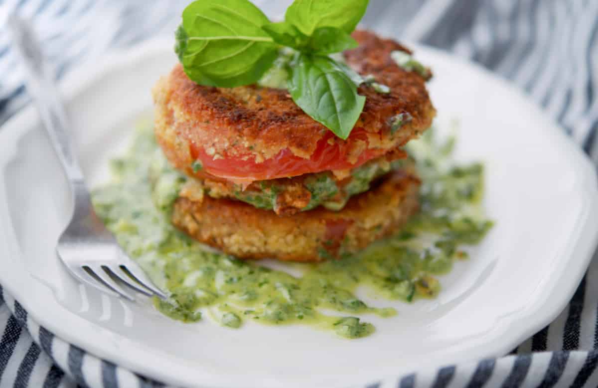 CarriesExpKtchn's tweet photo. Pan fried Heirloom tomatoes breaded in Italian breadcrumb and seasonings; then topped with a fresh basil pesto crema.
Recipe: https://t.co/R3re9uqqIV
#tomatoes #friedtomatoes https://t.co/eUg68Ztfc8