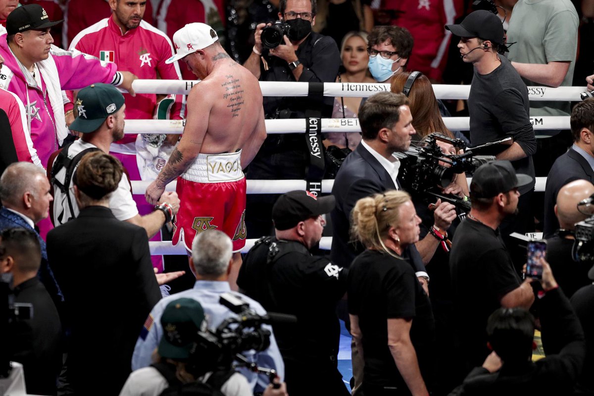 Forbes_Mexico's tweet photo. 🚨 #ÚLTIMAHORA: ¡Perdió Canelo! Dmitry Bivol venció por decisión unánime a Saúl #Canelo Álvarez, quien suma su segunda caída en su carrera  

Fotos: EFE https://t.co/t6hFXt1jlE