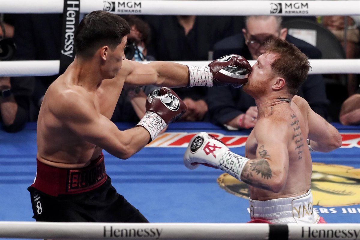 Forbes_Mexico's tweet photo. 🚨 #ÚLTIMAHORA: ¡Perdió Canelo! Dmitry Bivol venció por decisión unánime a Saúl #Canelo Álvarez, quien suma su segunda caída en su carrera  

Fotos: EFE https://t.co/t6hFXt1jlE