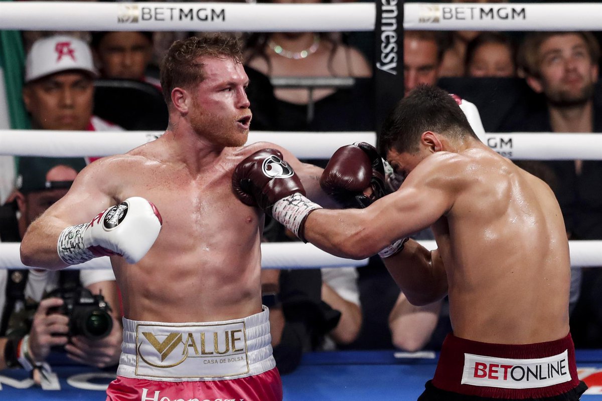 Forbes_Mexico's tweet photo. 🚨 #ÚLTIMAHORA: ¡Perdió Canelo! Dmitry Bivol venció por decisión unánime a Saúl #Canelo Álvarez, quien suma su segunda caída en su carrera  

Fotos: EFE https://t.co/t6hFXt1jlE