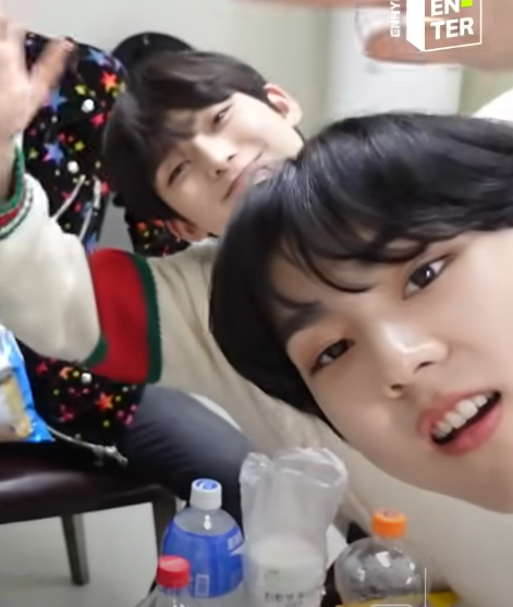 filesunwon's tweet photo. spot the difference 😆 #SUNOO #JUNGWON https://t.co/Xz2PdlMq0p