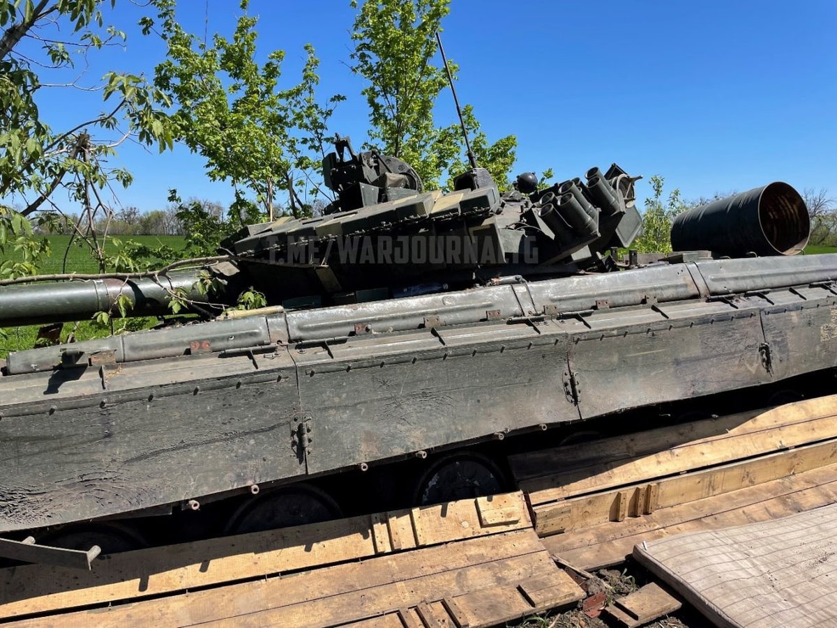 txtvodka's tweet photo. Another trophy of the Russian military on the Izyum front.The ukraine tank is on the move, after a little maintenance it will serve on the side of good. When examining the trophy, a toolbox with Nazi symbols was also found. However, nothing new.
#Ukraine️ #Russia #Indonesia https://t.co/1qBBOT4f0f