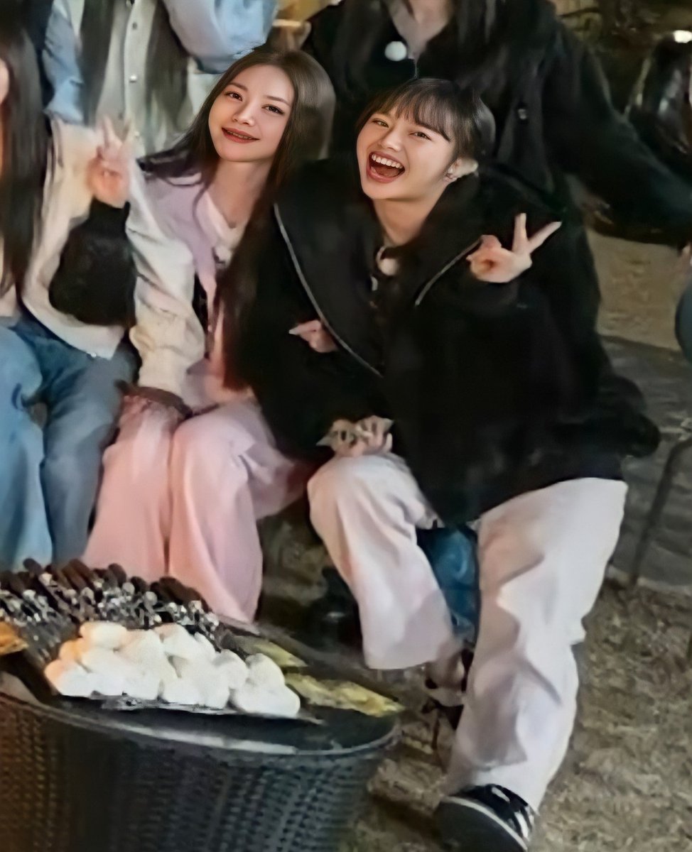 BBGirlsFiles's tweet photo. Brave Girls with LOONA's Chuu ❤ more interactions like this! #BraveLoona ❤ https://t.co/A5yR5hUhZJ