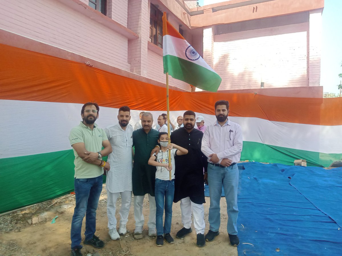 NationFirst78's tweet photo. तन समर्पित, मन समर्पित
और यह जीवन समर्पित
चाहता हूँ देश की धरती तुझे कुछ और भी दूं

माँ तुम्हारा ॠण बहुत है, मैं अकिंचन
किन्तु इतना कर रहा फिर भी निवेदन
थाल में लाऊँ सजा कर भाल जब भी
कर दया स्वीकार लेना वह समर्पण।
#MyPOJK https://t.co/RHrp1vZwV2
