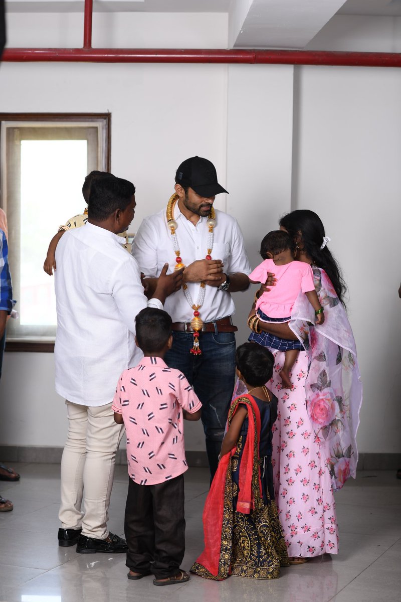 KasaRajuPatel_'s tweet photo. తన అభిమాని కోరిక మేరకు కుమారుడికి నామకరణం చేసిన #SupremHero
@IamSaiDharamTej Garu 💓
@Honnapp58295395 
@SaiDharamTej_FC 
@teja_supreme 
@RaichurTeam 
@TeamSDT https://t.co/xuhFAMar6C