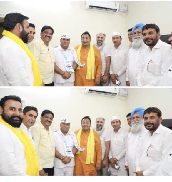 sudesh_bagri's tweet photo. Best friend and big brother Mr Mukesh Grover who was active worker in BSP in karnal Nilokheri has joined AAP with presence of Rajya Sabha member (MP)and Haryana president Mr Sushil Gupta Heartily congratulations 💐💐💐🙏 @HaryanviAap @AAPHaryana @DrSushilKrGupta @Saurabh_MLAgk https://t.co/JE3EtuWWRJ