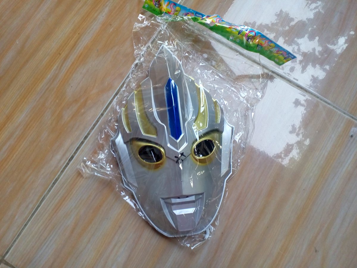 B123DA_'s tweet photo. Simple homemade Ultraman Orb helmet,
from cheap bootleg mask and plastic soccer ball
#UltramanOrb #ウルトラマンオーブ #SpaciumZeperion #スペシウムゼペリオン #フュージョンアップ #FusionUp #ULTRAMAN #mask #helmet #cosplay #cosplayer #cosplaying #doityourself #homeMade https://t.co/IPm91SoAqn
