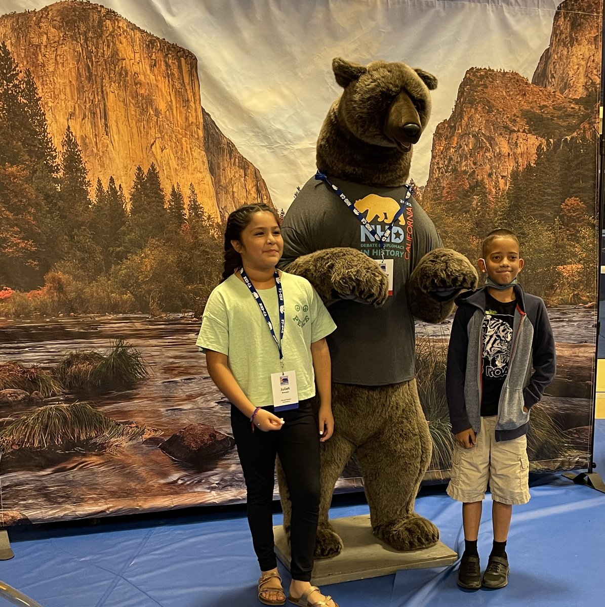 CES cubbie bears with @NHDCA’s bear Yosemite. Always a fun experience at the CA State History Day event. @cuca_principal @CucamongaSD @chaix_mike #CESrocks