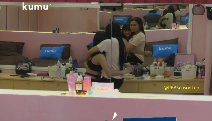 PBBSeasonUpdate's tweet photo. Maxine and Tiff

Maxine: I love you Te.

#PBBKumuTeensDay51 https://t.co/MqZ4Hpqq63