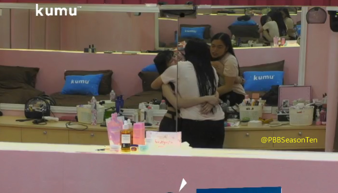 PBBSeasonUpdate's tweet photo. Maxine and Tiff

Maxine: I love you Te.

#PBBKumuTeensDay51 https://t.co/MqZ4Hpqq63