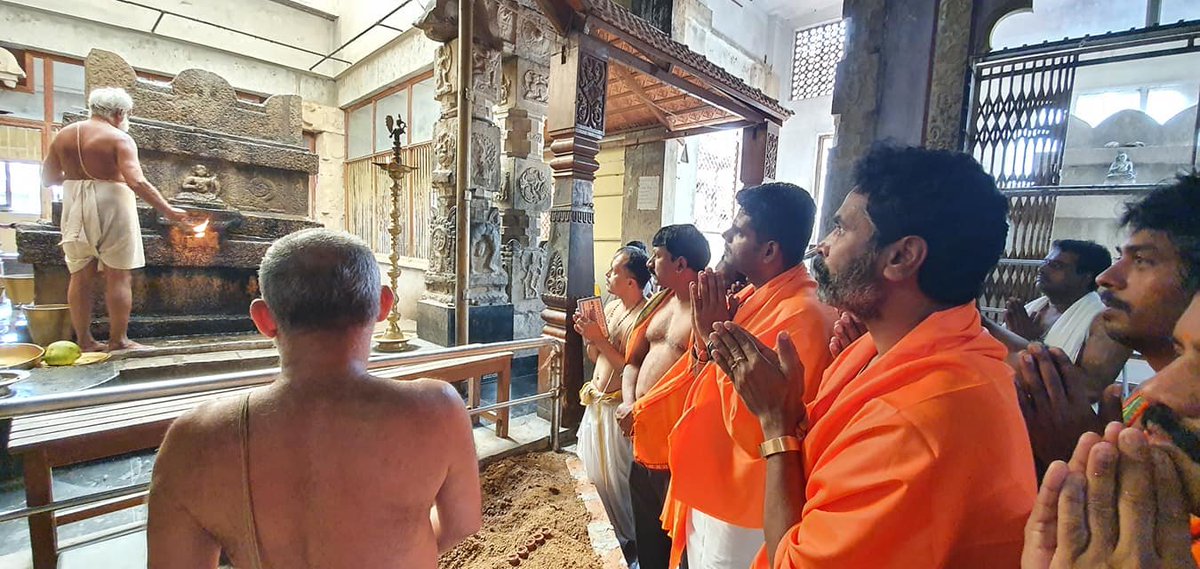 bjp_muniswamy's tweet photo. Alongside former IPS, Thiru @annamalai_k visited Narasimhateertha Sri Padaraja Mutt, in Mulbagal district, offered prayers, prayed for the well-being of my friend Annamalai ji, took blessings of Shreegalu and  prayed for the success of @BJP4TamilNadu https://t.co/2rzCDbB43S