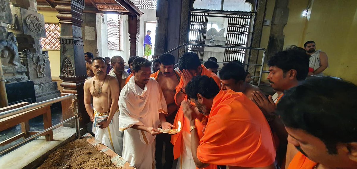bjp_muniswamy's tweet photo. Alongside former IPS, Thiru @annamalai_k visited Narasimhateertha Sri Padaraja Mutt, in Mulbagal district, offered prayers, prayed for the well-being of my friend Annamalai ji, took blessings of Shreegalu and  prayed for the success of @BJP4TamilNadu https://t.co/2rzCDbB43S