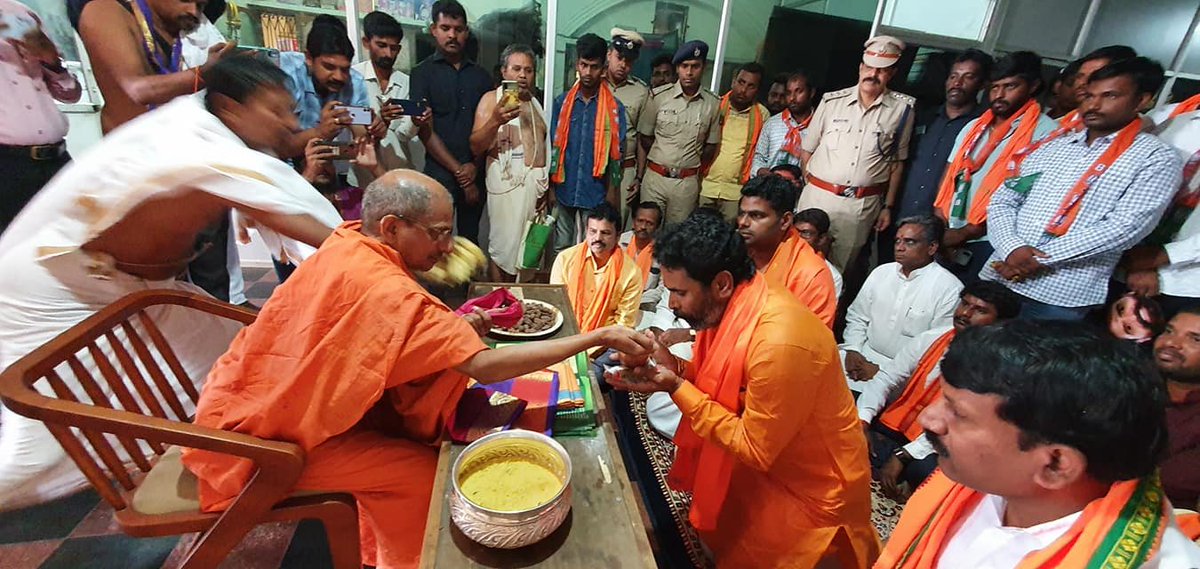 bjp_muniswamy's tweet photo. Alongside former IPS, Thiru @annamalai_k visited Narasimhateertha Sri Padaraja Mutt, in Mulbagal district, offered prayers, prayed for the well-being of my friend Annamalai ji, took blessings of Shreegalu and  prayed for the success of @BJP4TamilNadu https://t.co/2rzCDbB43S