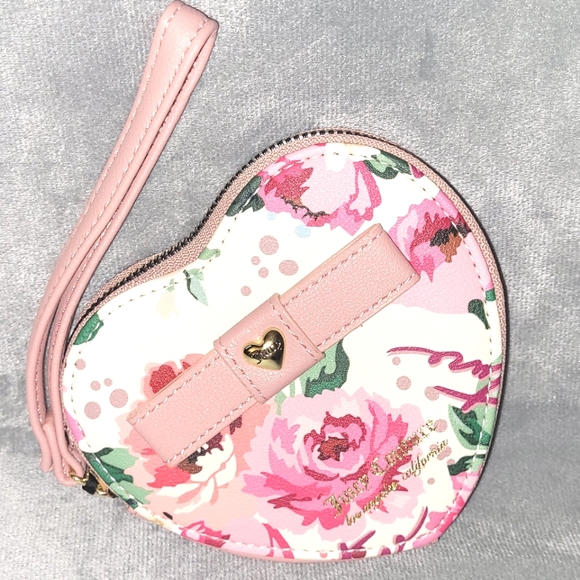 bdbcsr's tweet photo. So good I had to share! Check out all the items I'm loving on @Poshmarkapp #poshmark #fashion #style #shopmycloset #juicycouture #jessicasimpson: https://t.co/9c2U318DiN https://t.co/YQncatZbk4