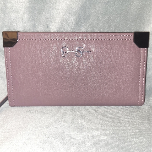 bdbcsr's tweet photo. So good I had to share! Check out all the items I'm loving on @Poshmarkapp #poshmark #fashion #style #shopmycloset #juicycouture #jessicasimpson: https://t.co/9c2U318DiN https://t.co/YQncatZbk4