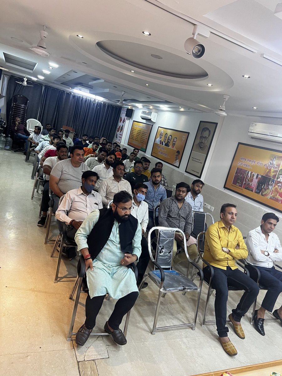VasuRukharBjp's tweet photo. जिला केशव पुरम में संगठन के विस्तार व आगामी योजनाओं को लेकर प्रवास किया ,जिसमें युवा मोर्चा जिला अध्यक्ष भाई @rohitsambhar व उनके ज़िला पदाधिका��ियों उपस्थित रहे व उनके साथ प्रदेश के पदाधिकारियों के साथ बैठक में रहना हुआ ।

#BjymDelhiJilaPravas https://t.co/ilL2VkDxY6