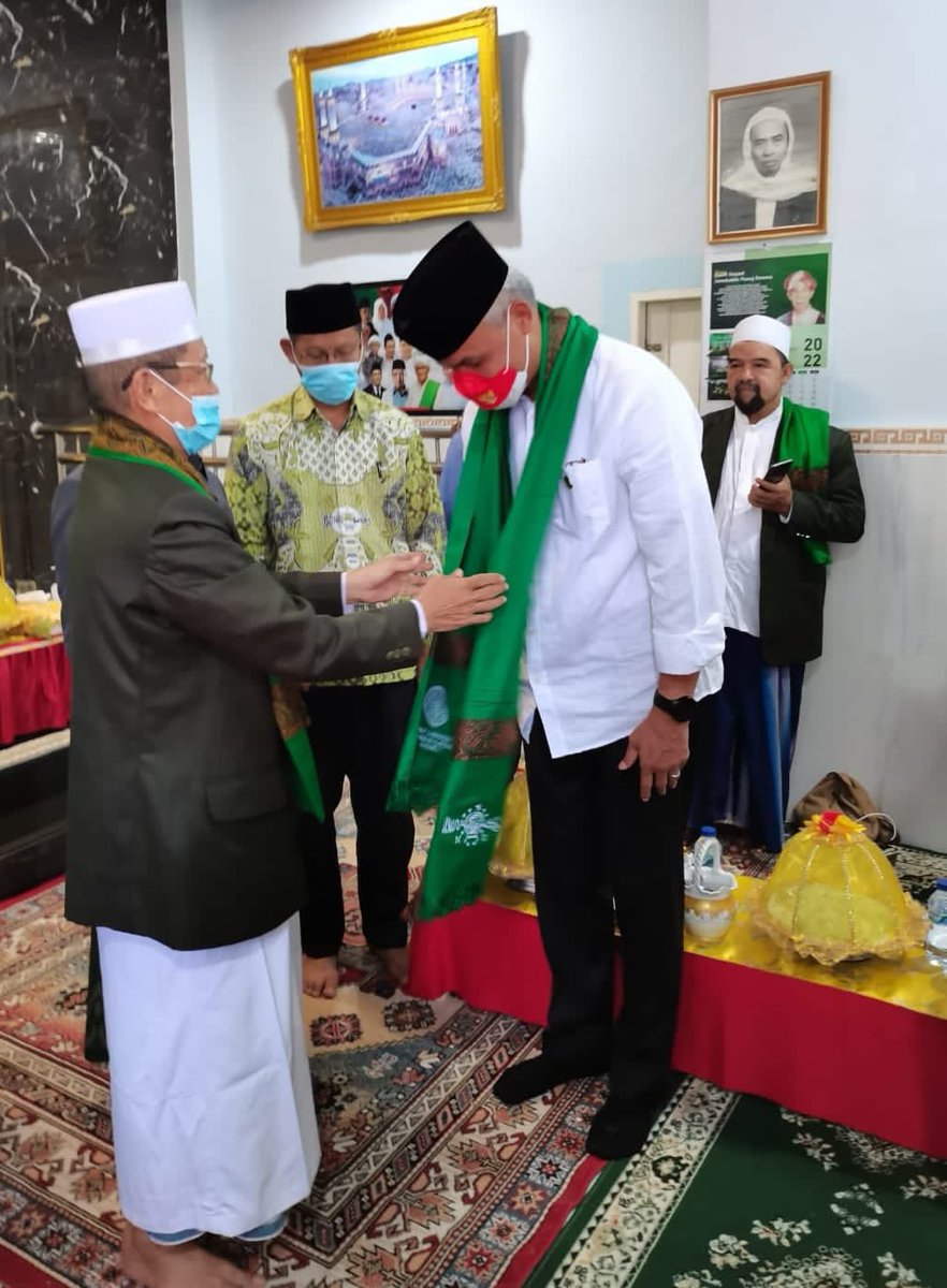 Sudah lama sebenanrya ingin silaturahmi, tapi baru bisa hari ini. Dan saya merasa tersanjung, karena sambutan kekeluargaannya sangat luar biasa. Sehat-sehat terus kiai. Tetap dampingi kami merawat keberagaman dan kemanusiaan di Republik ini.