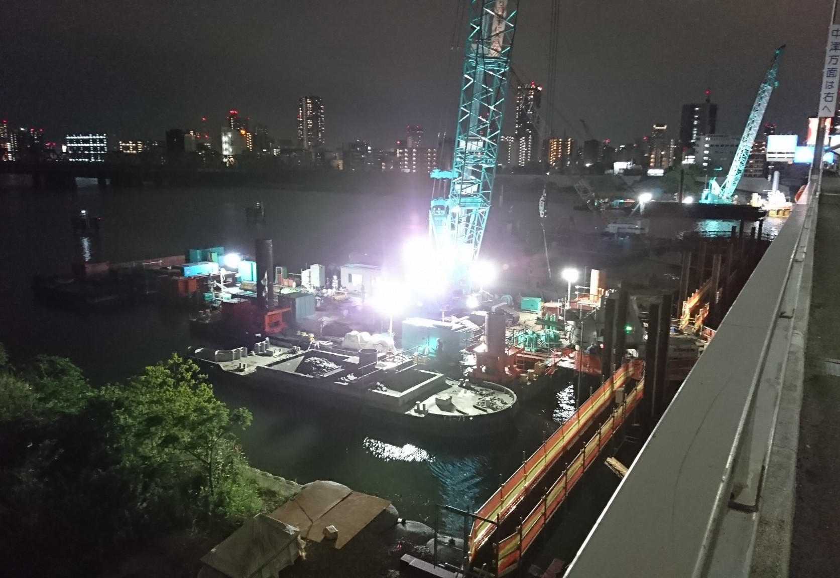 もなみー 新淀川大橋を歩いて渡っていたら川で大掛かりな工事をしているのを見た 夜に煌めくライトと重機の組み合わせがとてもカッコいい 川の中にできた鉄の島がまるでメタルギアソリッド5ファントムペインに登場するマザーベースみたい 何の工事なのか