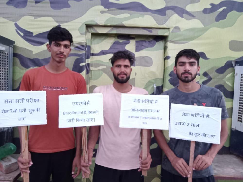 ManiMan44065182's tweet photo. #JusticeForDefenceStudents 
@DefenceMinIndia @IAF_MCC @RahulGandhi @INCIndia @rajnathsingh @narendramodi @PMOIndia 
I support the students those who are asking for justice bcz it's a government that holds everything
I demand Justice for students https://t.co/bhf7ZzLJqv https://t.co/YsDD52N8Jo