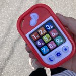ポケットに入っているアイフォンを出すと…。思ってたのと違うスマホが出てきた。