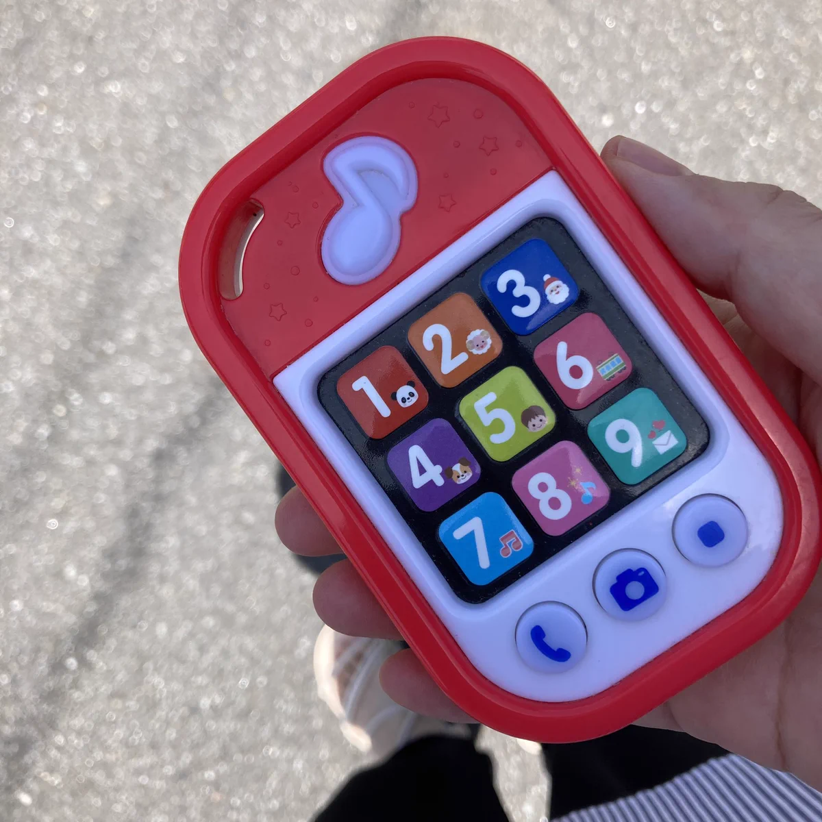 ポケットに入っているアイフォンを出すと…。思ってたのと違うスマホが出てきた。