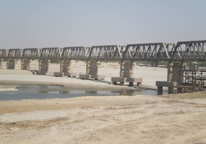 AjmalMeerMehdi's tweet photo. Indigenous people have same and genuine demand of "Water".
#WaterIssue is always absent in the priority list of #SindhGovt and that's why they traditionally act like a well-wishers of #Sindh with #SindhCard.
Shortage of water must be addressed on urgent basis.
#SindhNeedsWater https://t.co/b258NPKBRp